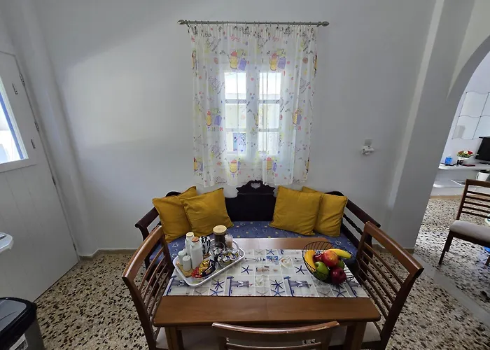 Maraki\'S Little House Santorini
